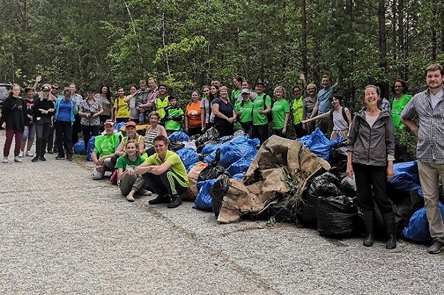 Волонтеры из Екатеринбурга прибрали озеро в окрестностях поселка, где добывают изумруды