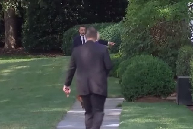 Президента США Байдена обвинили в странном поведении