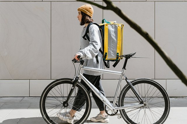 В Екатеринбурге курьер доставки отдал мошенникам больше миллиона рублей