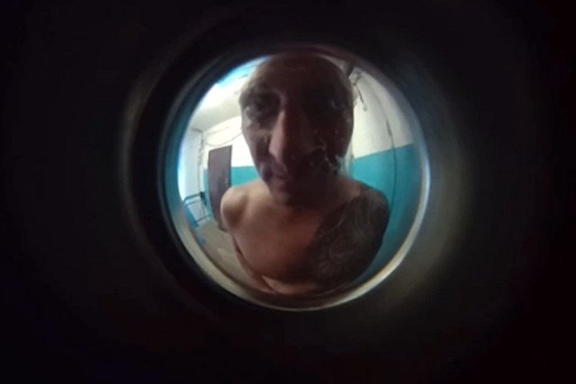 Полуголый екатеринбуржец пытался вломиться в квартиру с женщиной и маленьким ребёнком