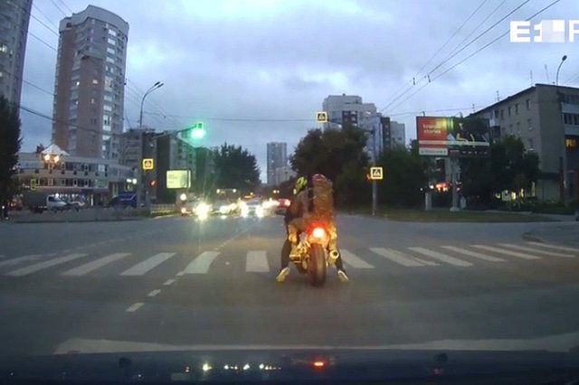 Мотоциклист, врезавшийся в фургон на Фучика (ВИДЕО), скончался в больнице