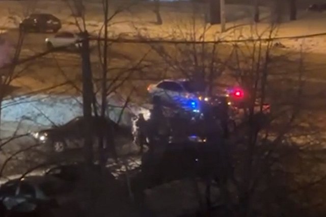 На Юго-Западе сразу три полицейских машины бросились в погоню за парнями на легковушке