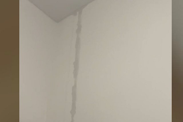 «Привет, плесень»: в Солнечном затопило новостройку