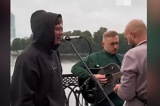 Известная группа внезапно провела в Екатеринбурге концерт на Плотинке