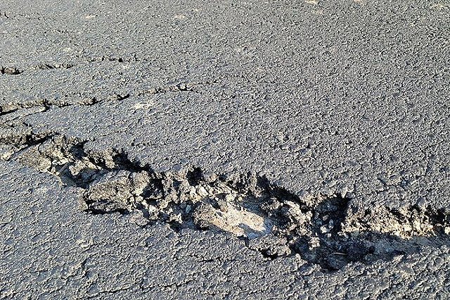 В Екатеринбурге отремонтировали трассу. Через две недели асфальт на ней начал разрушаться