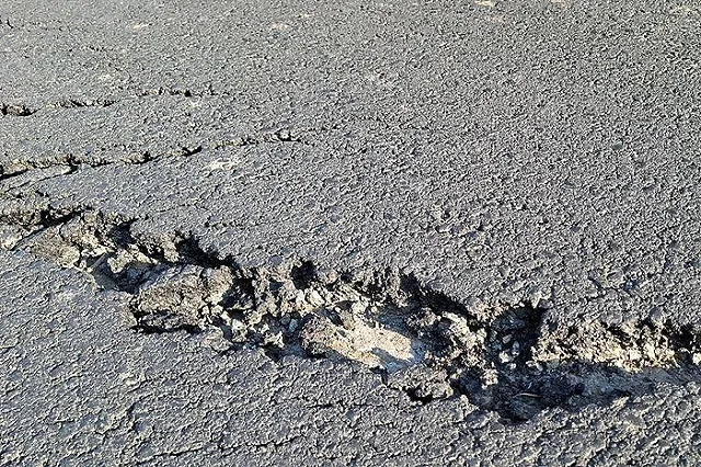 В Екатеринбурге отремонтировали трассу. Через две недели асфальт на ней начал разрушаться