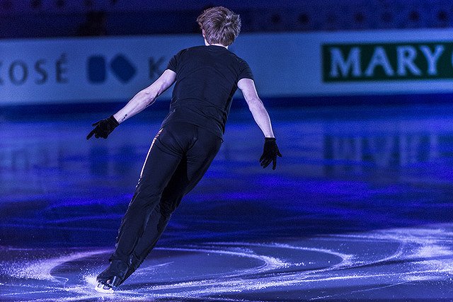 Члена союза конькобежцев попросили снять майку с Путиным