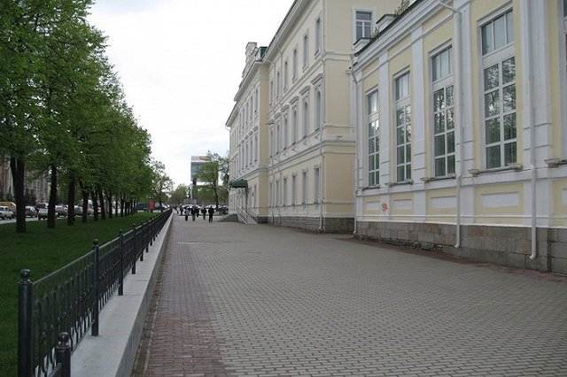 Выпускники и ученики «девятки» выступили против отставки директора гимназии