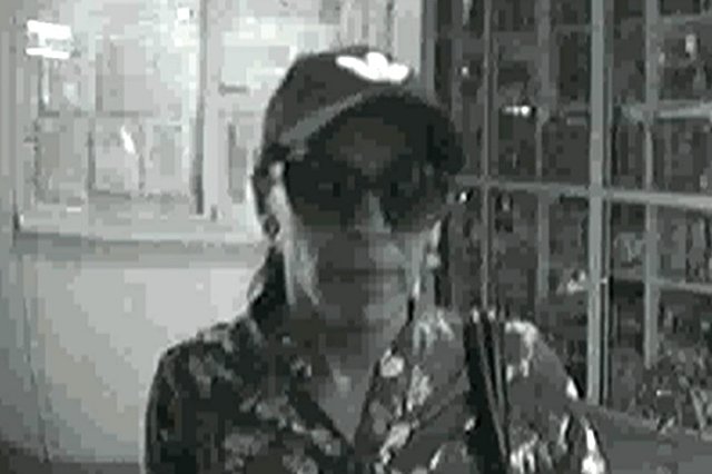 В магазине секондхенда у екатеринбурженки вытащили банковскую карту