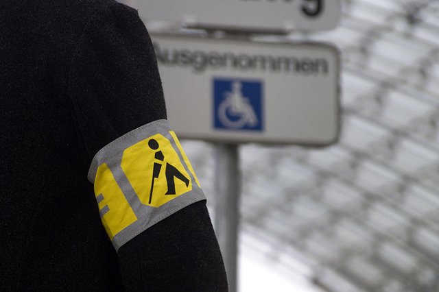 Таблички для слепых в автобусах Екатеринбурга вызвали у инвалидов недоумение