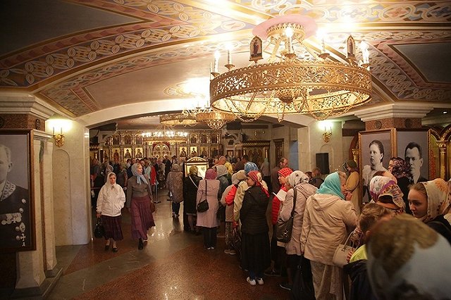 За первые сутки пребывания святыни мощам Спиридона поклонились 9 тысяч человек