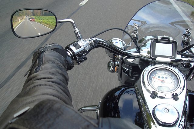 Уходивший от столкновения байкер разбился насмерть в центре Екатеринбурга