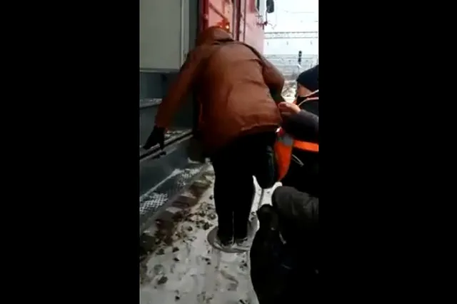 На Урале РЖД оштрафовали за посадку пассажиров в электричку при помощи стула