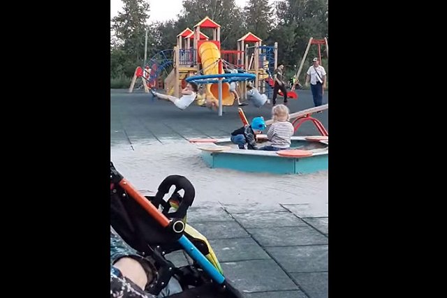 Директор Шарташского лесопарка пожаловался на взрослых «детин» на детских качелях