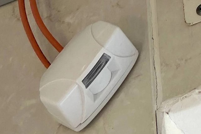 В туалетах гимназии Екатеринбурга заметили подозрительные устройства