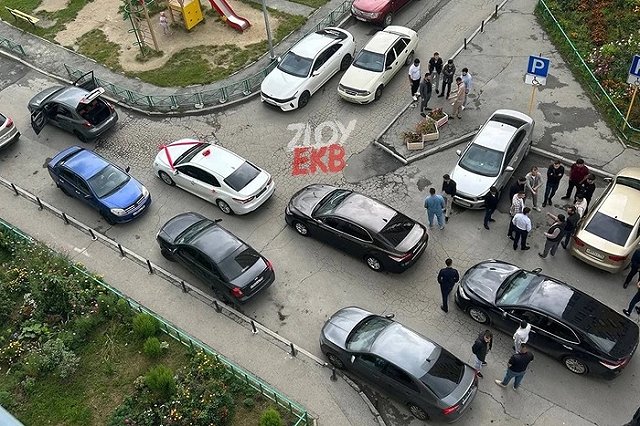 В Академическом свадебный кортеж южан перекрыл двор