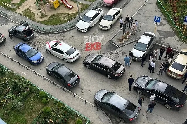 В Академическом свадебный кортеж южан перекрыл двор