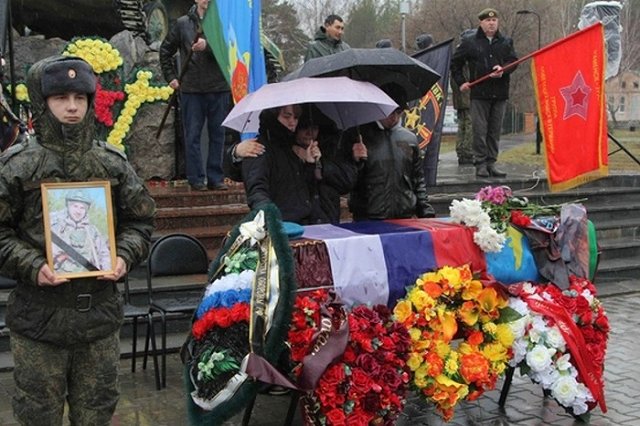 Осталось две дочки: в Свердловской области простились с десантником из ЧВК «Вагнер»