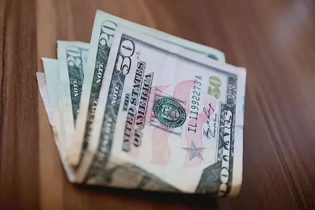 Екатеринбурженка хотела избавиться от тараканов, но лишилась 5,6 тысячи долларов