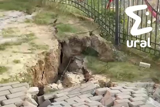 «Атомстройкомплекс» начал засыпать котлован на стройке, после которой по двору высотки пошли трещины