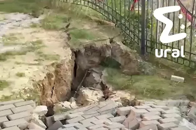 «Атомстройкомплекс» начал засыпать котлован на стройке, после которой по двору высотки пошли трещины