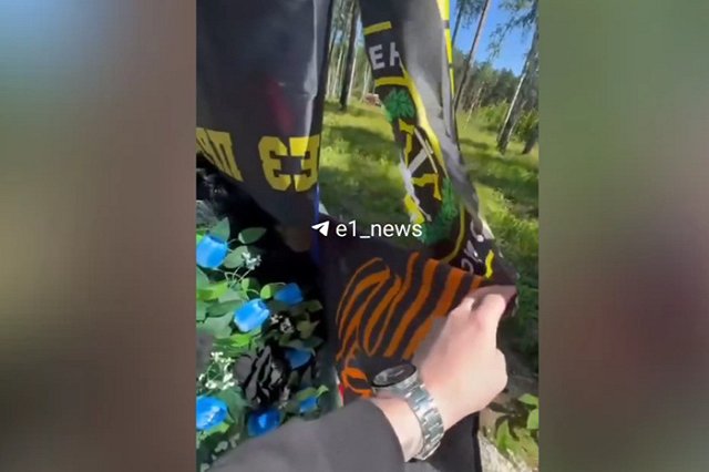 В Екатеринбурге на кладбище обнаружили разорванные флаги на могилах