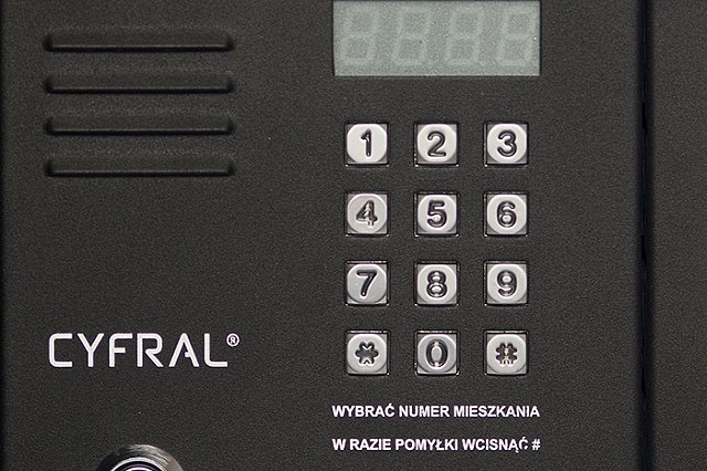 Женщине предложили заменить домофон, но в итоги лишили почти 15 млн рублей