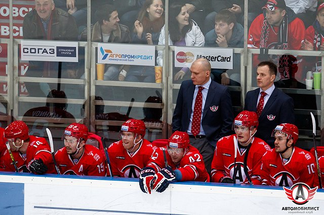 Игроки «Автомобилиста» подарили тренеру Андрею Разину розовый пиджак