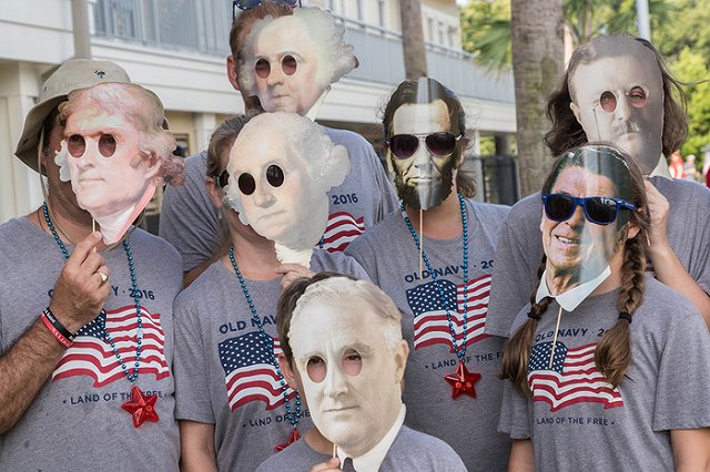 WE: Путин воспользовался 4 июля, чтобы предложить США наладить отношения