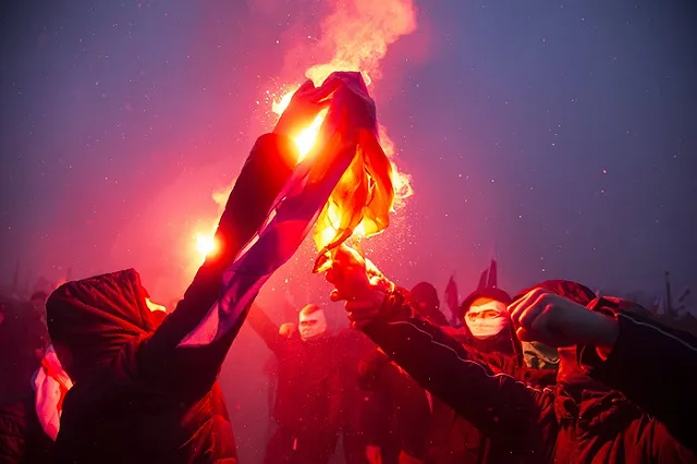 Киев готовит ноту протеста после сожжения украинского флага поляками