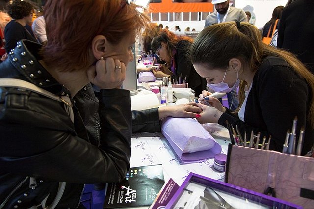 Роспотребнадзор предупредил об опасности маникюра