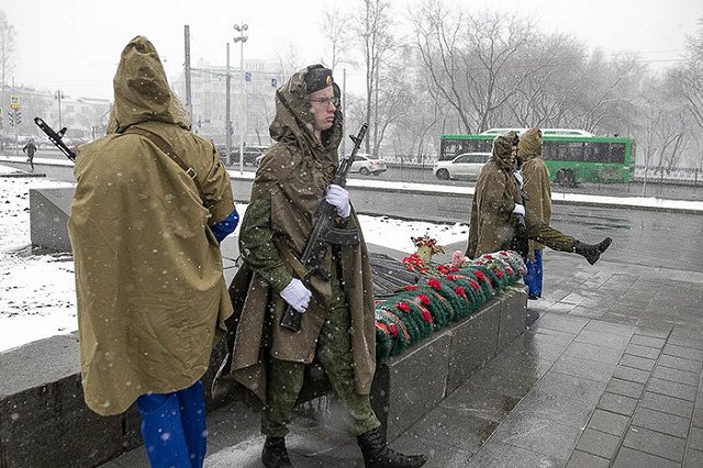 В Екатеринбурге у Вечного огня началась Вахта памяти