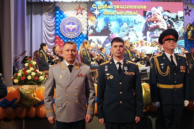 Спасателя, вытащившего из-под завалов Ваню Фокина, наградили высшим знаком МЧС