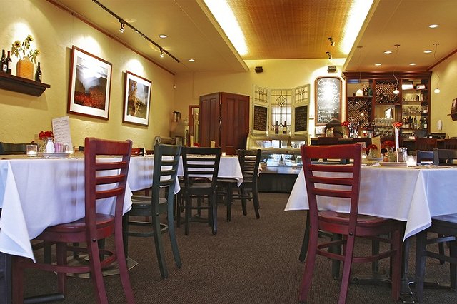 Рестораторы захотели заставить россиян платить за бронирование столиков