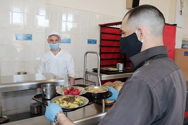 ГУФСИН показала праздничный обед осужденных в честь Дня победы