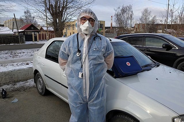 «За день объезжаю 30 адресов»: свердловский фельдшер — о работе в пандемию