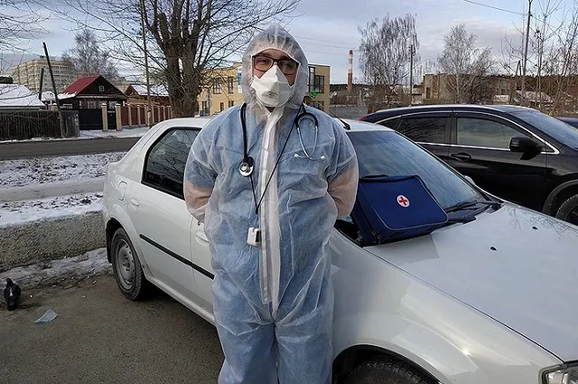«За день объезжаю 30 адресов»: свердловский фельдшер — о работе в пандемию