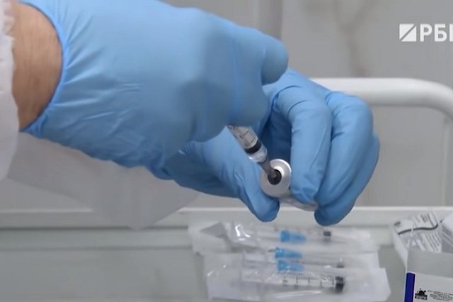 «Какой же это врач?». Гинцбург поддержал идею лишать дипломов медиков-антипрививочников