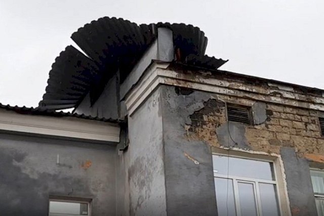 Ураган сорвал крышу со здания свердловского колледжа