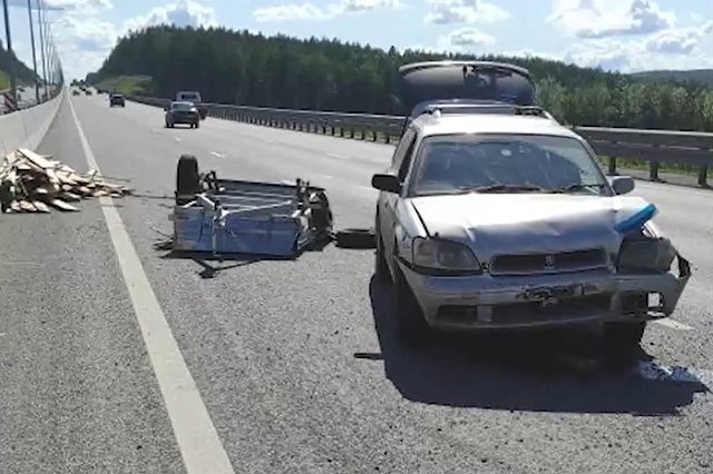 На ЕКАД у автоприцепа на ходу отвалилось колесо