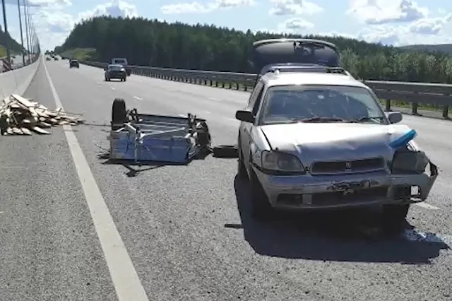 На ЕКАД у автоприцепа на ходу отвалилось колесо