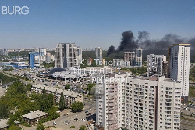 На Уктусе загорелась многоэтажка на Просторной