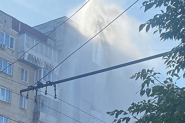 На Уралмаше из земли забил фонтан с девятиэтажный дом