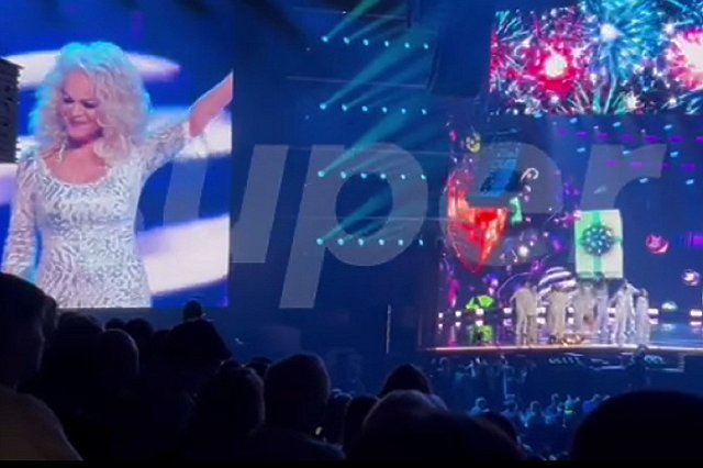 Красноречивое молчание: Долина впервые вышла на сцену после решения суда