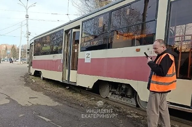 На площади 1-й Пятилетки трамвай сошёл с рельсов