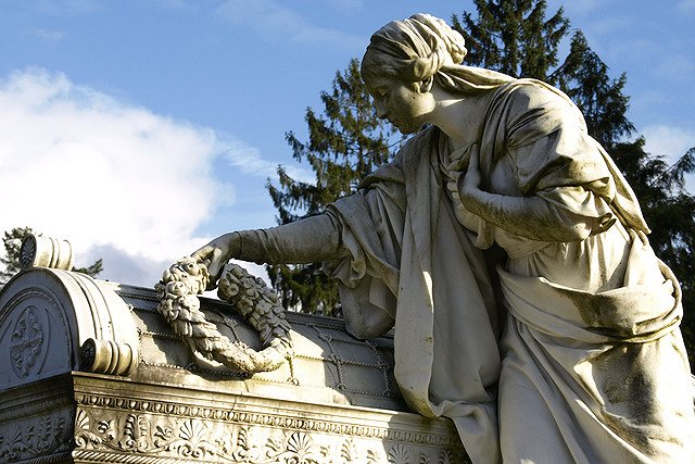 В Ревде простятся с женщиной, жестоко убитой пожилым соседом