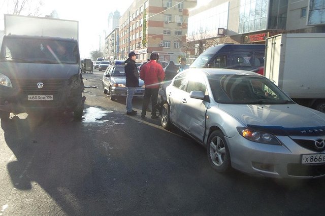 «Газелист» устроил «замес» из трех иномарок и фургона спецсвязи на Белинского