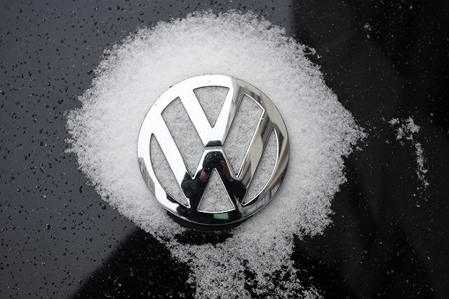 В Екатеринбурге камера видеонаблюдения сняла поджигателя машины