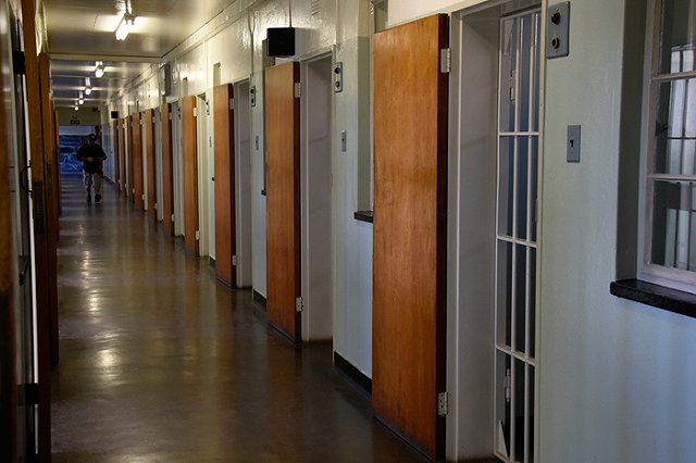 У просидевших в одиночной камере участников телеэксперимента сдали нервы