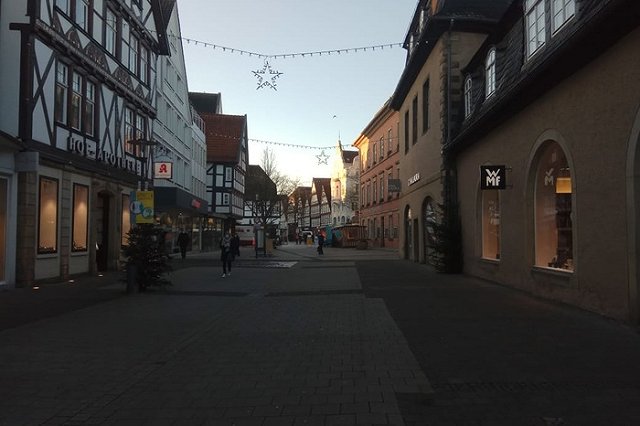 «Немцы просчитывают все до мелочей, даже где ставить елку». Локдаун в Германии глазами очевидца